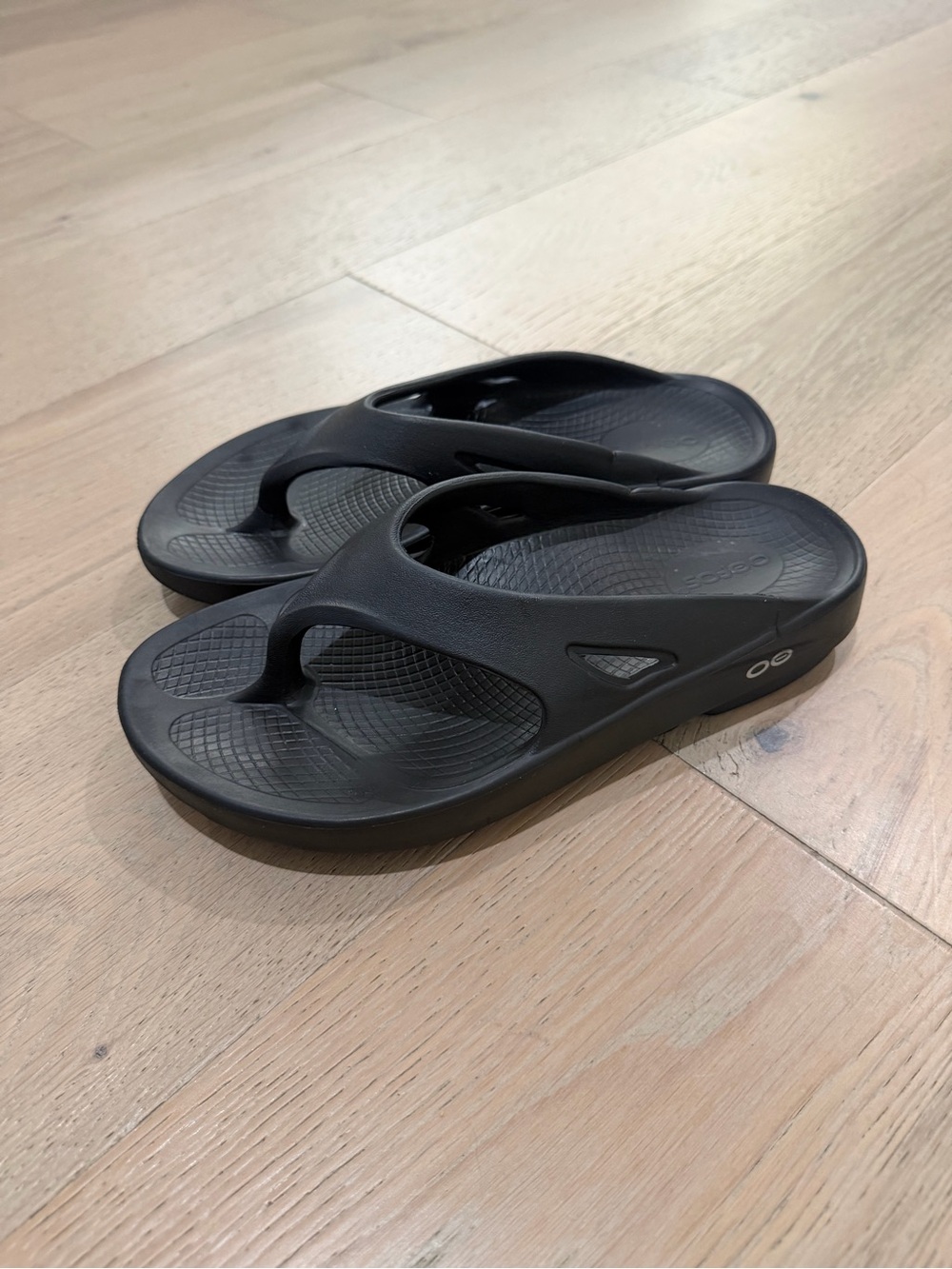 OOFOS Black Flip Flop Sandals